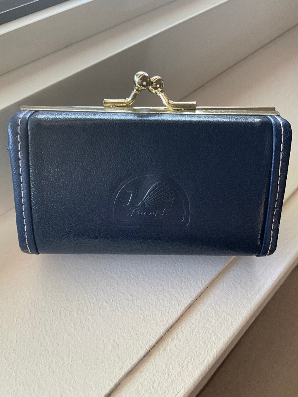 Vintage Lucent Blue Leather Kiss Lock Coin or Lippy 💄 Purse